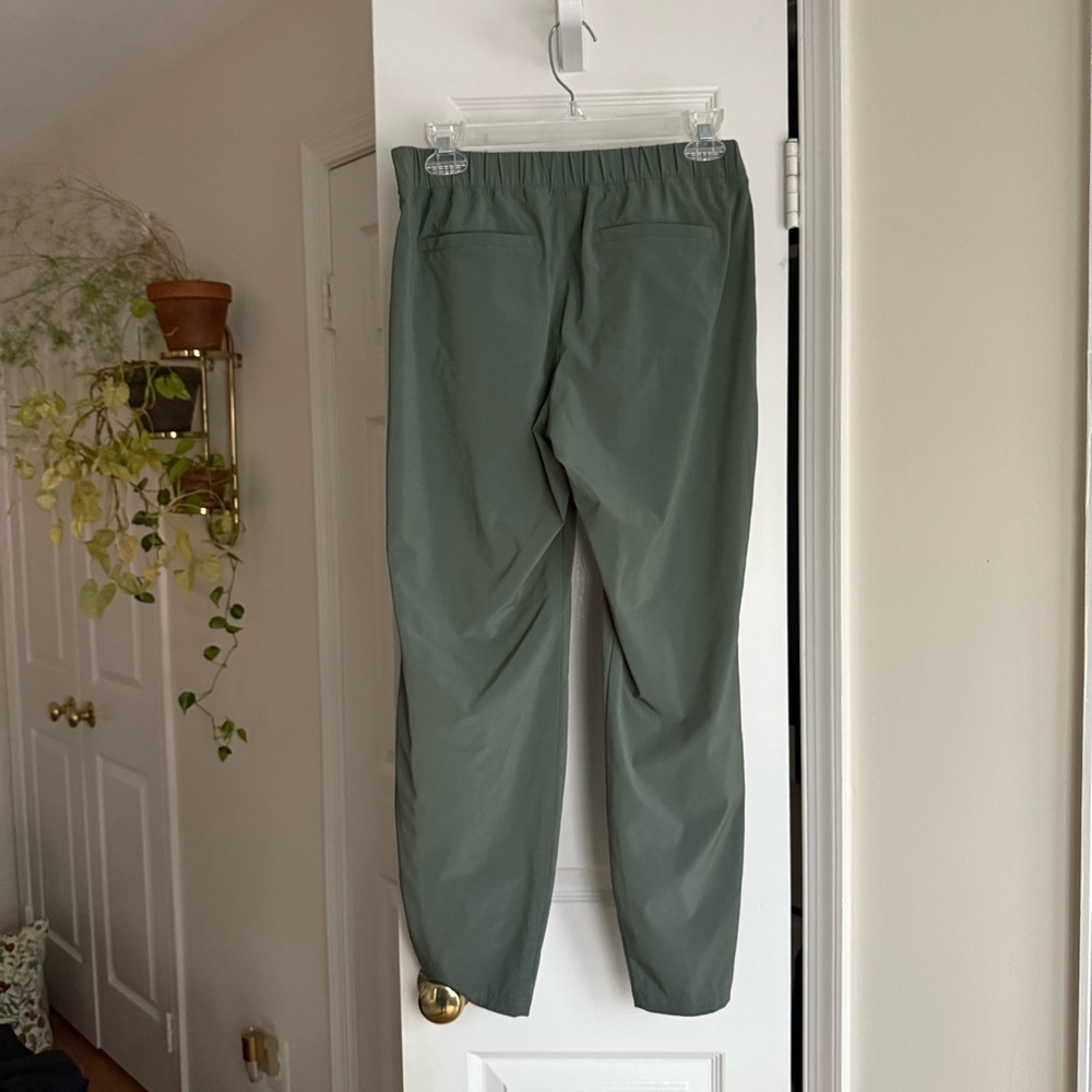 Athleta Olive Green Zip Pocket Jogger Hiking Travel Pant Elastic Waist - Size 6 - Picture 6 of 6